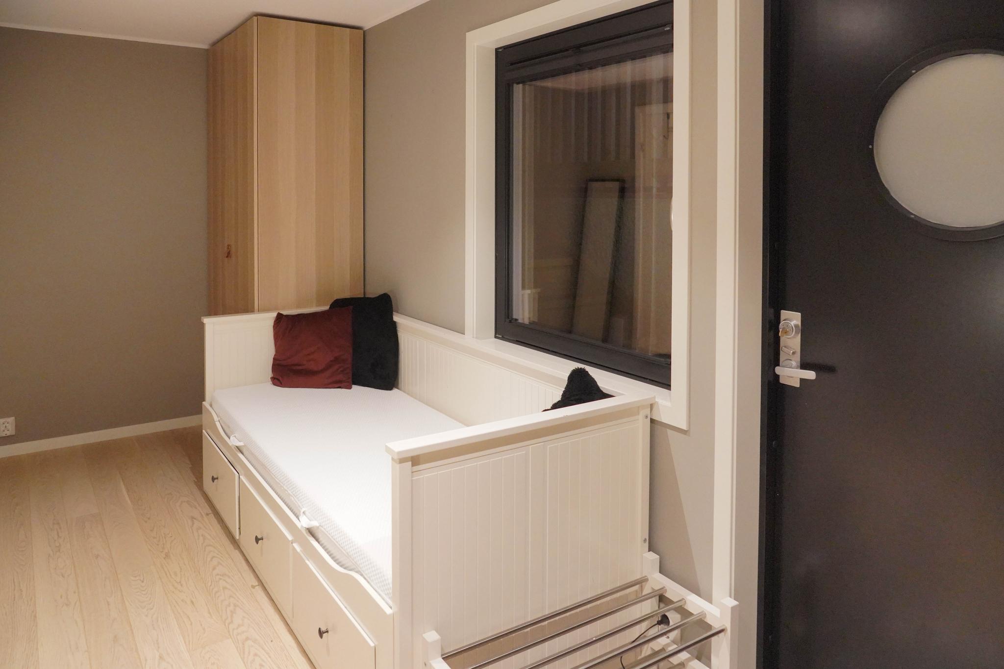 Lyst og fint oppholdsrom med dagslys. Utgangsdøren blir oppgradert med kodelås innen ny leietaker tar over i 2024.